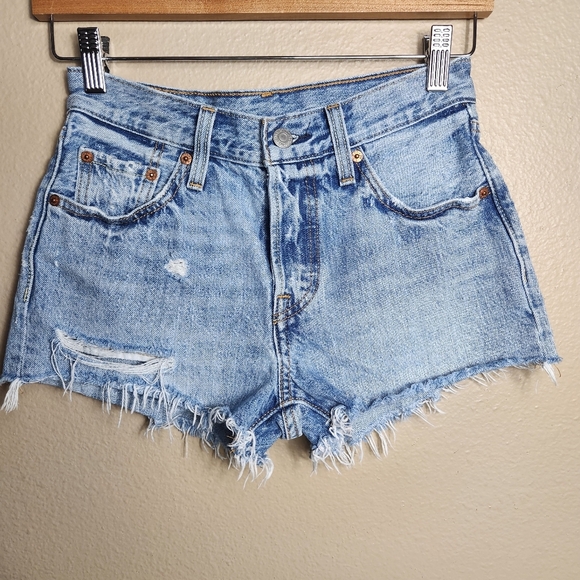 Levis 501 Womens 100% Cotton Light Wash Button Fly Cut Off 2" Jean Shorts |24/2| - Picture 1 of 9